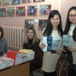 Китайские участники конференции с книгой В.АКарнюшин