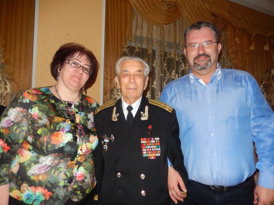 Моя жена Татьяна и я Героем Советского Союза С.Н. Решетовым на 100-летнем юбилее Кардымовской школы, октябрь 2015 года